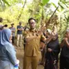 Bupati Bandung Barat, Jeje Ritchie Ismail saat meninjau warga terdampak kekeringan di Desa Sukamulya, Kecamata