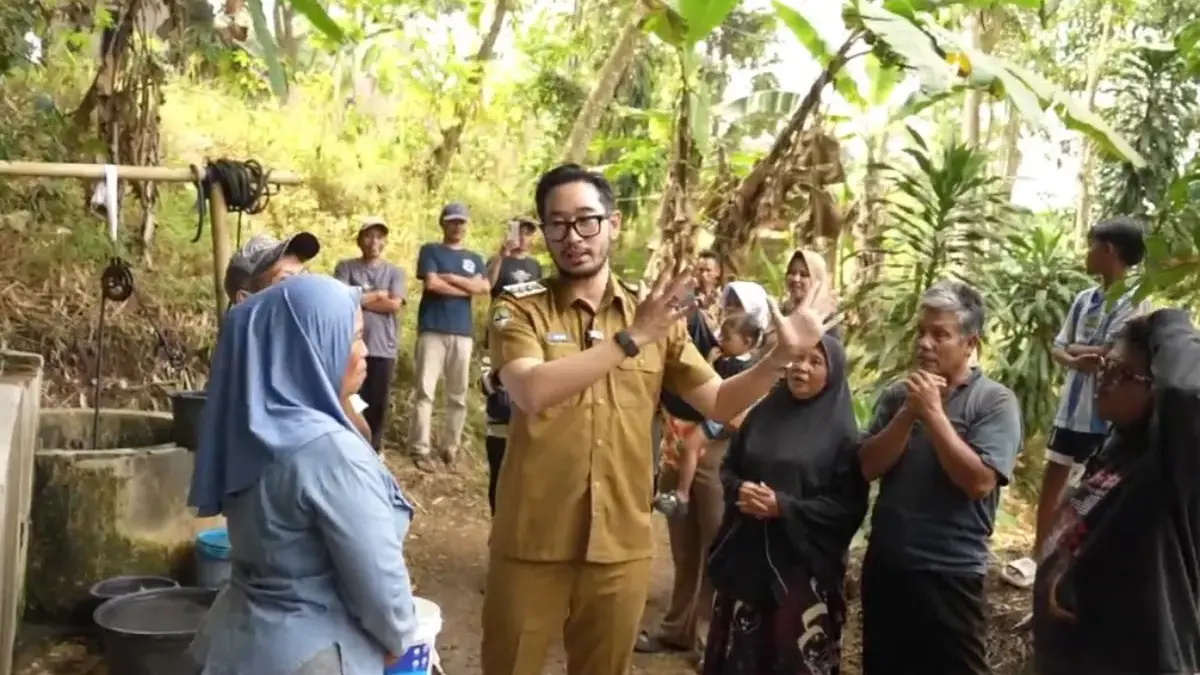 Kekeringan Ancam Bandung Barat, Jeje Ritchie Percepat Pembangunan 48 Sumur Bor Bupati Bandung Barat, Jeje Ritchie Ismail saat meninjau warga terdampak kekeringan di Desa Sukamulya, Kecamata