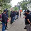 Anggota Polres Ciamis ikut membackup proses penangkapan terduga teroris oleh Densus 88 wilayah Desa Sukaharja,