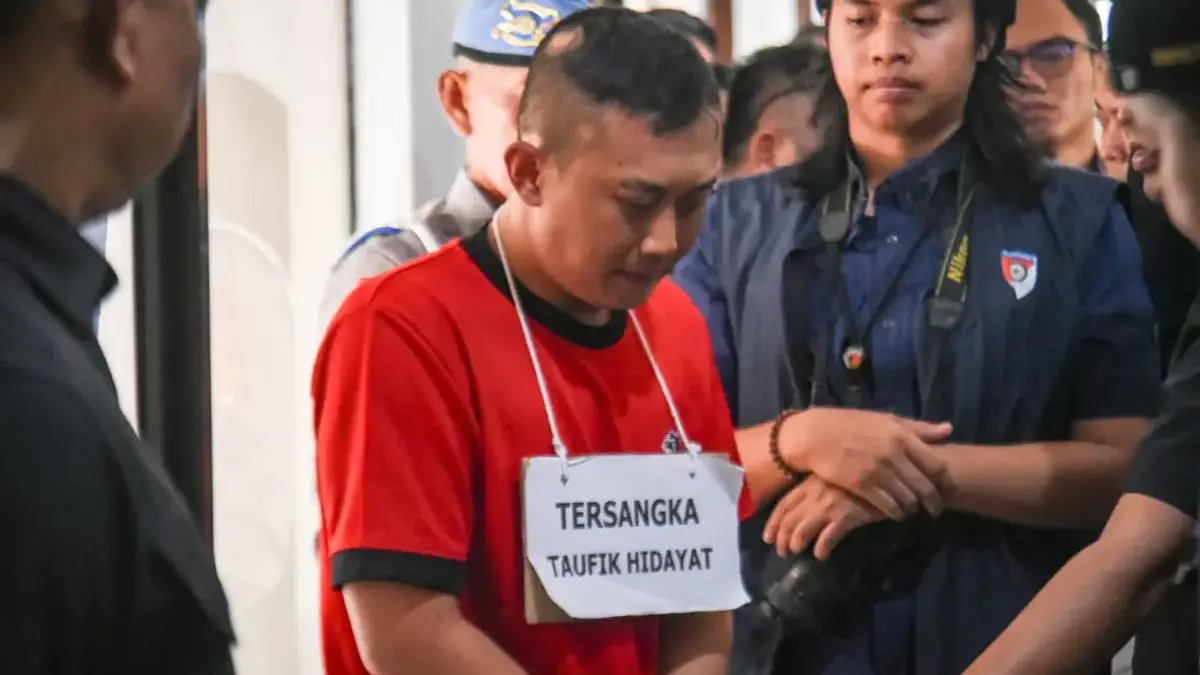 Kejati Jabar Teliti Berkas Perkara Taufik Hidayat, Jaksa Punya Waktu Tujuh Hari Dok. Tersangka Taufik Hidayat saat menggelar rekonstruksi di Mapolda Jabar. Foto Dimas Jabar ekspres.