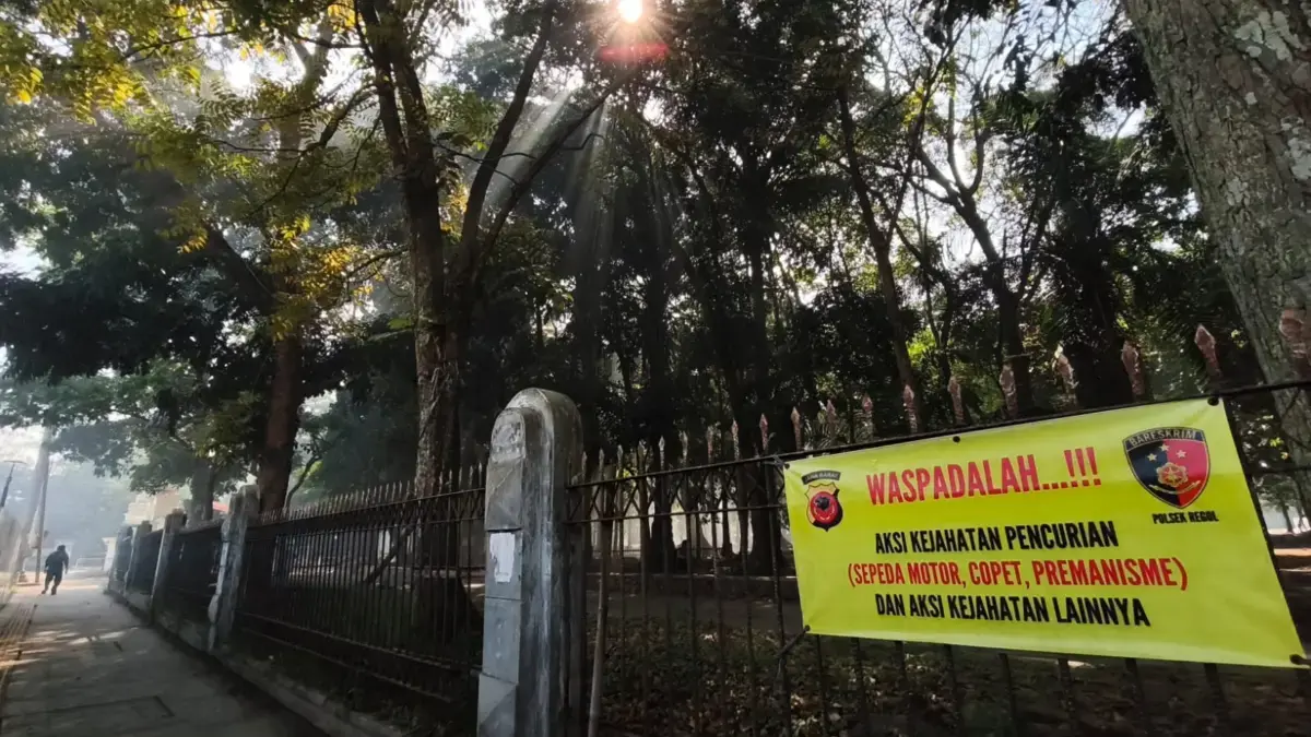 Tak Ada Ruang bagi Pelaku Kejahatan Jalanan, Polrestabes Bandung Siap Amankan Setiap Jengkal Kota Spanduk peringatan terhadap aksi kejahatan dan pencurian di Kota Bandung. Foto: Dimas Rachmatsyah / Jabar Eksp