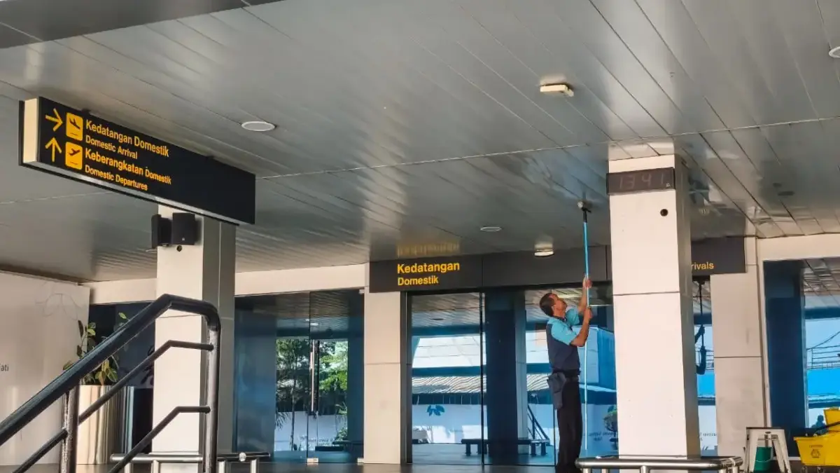 Jelang Beroperasi Kembali, Pemkot Bandung Benahi Kawasan Bandara Husein dan Gerbang Tol Pasteur Petugas membersihkan kaca di pintu kedatangan domestik Bandara Internasional Husein Sastranegara, Kota Bandu