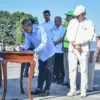 Menteri Koordinator Bidang Pangan Zulkifli Hasan (kiri) bersama Gubernur Jawa Barat Dedi Mulyadi (kanan) menan
