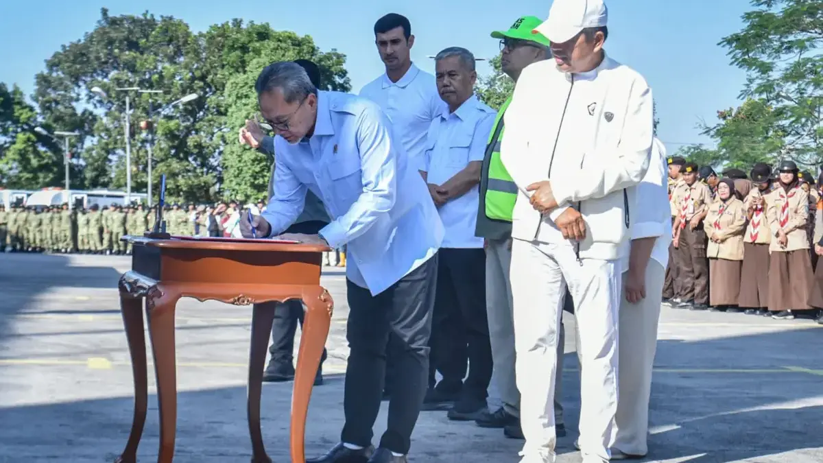 Sayembara Tangkap Begal ala Dedi Mulyadi, Modus Pura-Pura Bisa Pidana Menteri Koordinator Bidang Pangan Zulkifli Hasan (kiri) bersama Gubernur Jawa Barat Dedi Mulyadi (kanan) menan