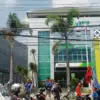 Tolak Pajak atas JHT dan Pesangon, Ratusan Buruh Geruduk Kantor Pajak dan BPJS Ketenagakerjaan Cimahi