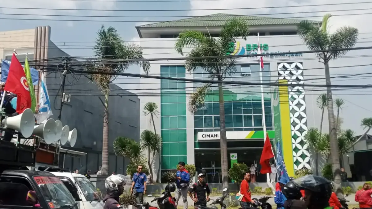 Tolak Pajak atas JHT dan Pesangon, Ratusan Buruh Geruduk Kantor Pajak dan BPJS Ketenagakerjaan Cimahi