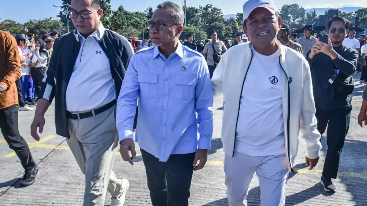Menteri Koordinator Bidang Pangan Zulkifli Hasan (kedua kanan) bersama Gubernur Jawa Barat Dedi Mulyadi (kanan