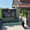 Orang tua siswa saat menjemput anak-anaknya di gerbang SDN Sunan Giri. Jumat (24/7). Dok Jabar Ekspres/Suwitno