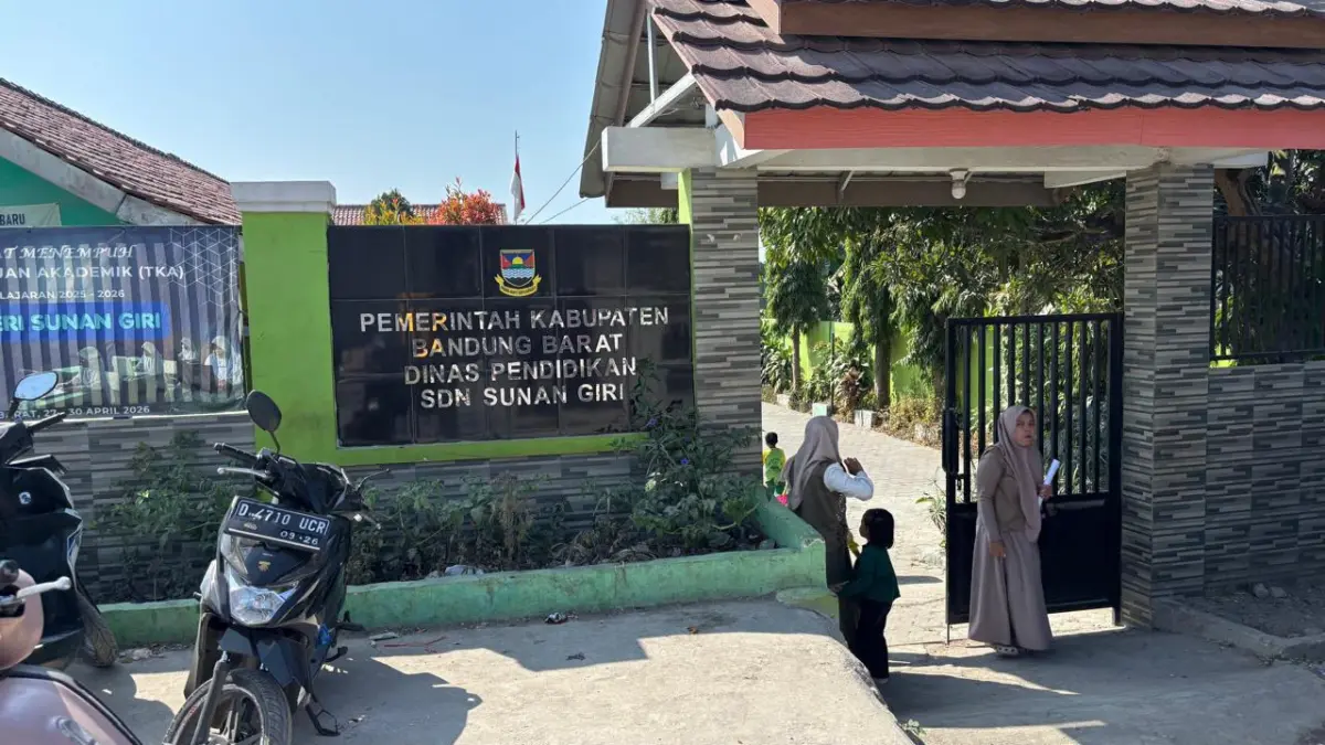 Bertahun-tahun Terdampak Debu Kapur, SD Negeri Sunan Giri Berharap Ada Solusi Orang tua siswa saat menjemput anak-anaknya di gerbang SDN Sunan Giri. Jumat (24/7). Dok Jabar Ekspres/Suwitno