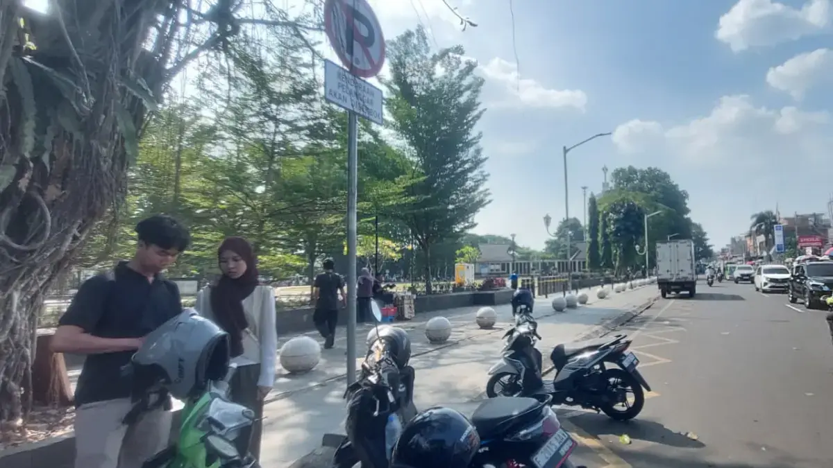Perda Parkir Disiapkan, Pelanggar Parkir Liar di Kota Bogor Terancam Didenda hingga Rp600 Ribu Ilustrasi parkir liar di kawasan sekitar Alun-Alun Kota Bogor. Foto: Sekar Andini