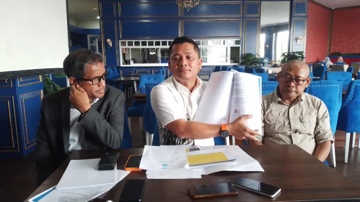 Nama Wagub Jabar Kembali Dikaitkan dalam Kasus Rp3 Miliar, Kuasa Hukum Tegaskan Tak Ada Aliran Dana ke Erwan Tim kuasa hukum Wakil Gubernur Jabar, Erwan Setiawan, Jandri Ginting (tengah) saat ditemui beberapa waktu lalu
