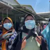 Sejumlah warga Kampung Pojok, Desa Ciburuy, Kecamatan Padalarang, Bandung Barat menggunakan masker karena polu
