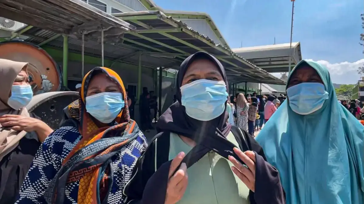 Sejumlah warga Kampung Pojok, Desa Ciburuy, Kecamatan Padalarang, Bandung Barat menggunakan masker karena polu
