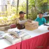 Salah Seorang ASN Pemkot Cimahi saat Membeli Sembako Murah di Program GPM Cimahi (Mong)