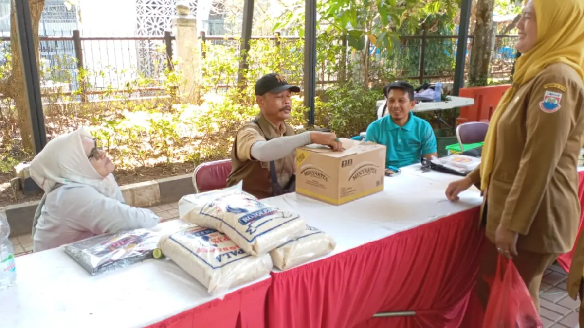 Salah Seorang ASN Pemkot Cimahi saat Membeli Sembako Murah di Program GPM Cimahi (Mong)