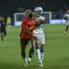 Pemain Persib Bandung Ikwan Tanamal (kanan) berebut bola dengan pemain DPMM FC Andres Felipe (kiri) pada perta
