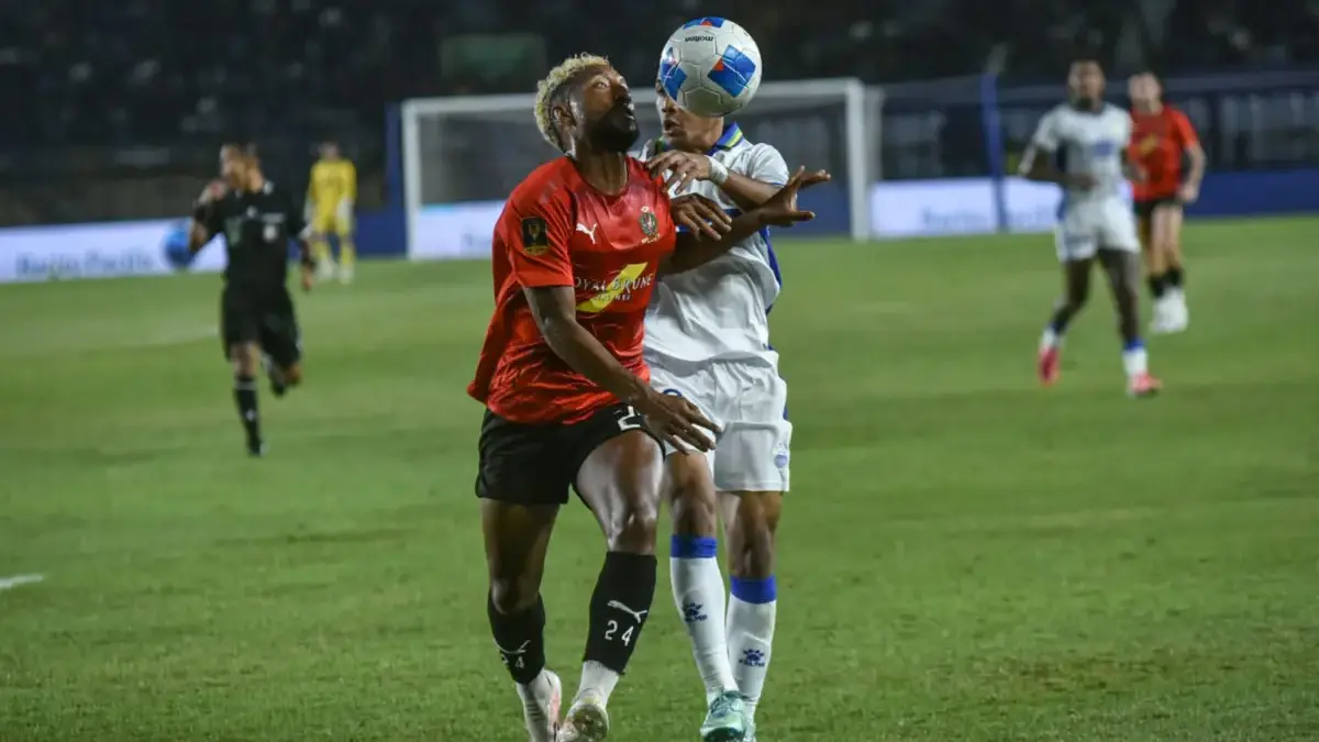 Pemain Persib Bandung Ikwan Tanamal (kanan) berebut bola dengan pemain DPMM FC Andres Felipe (kiri) pada perta