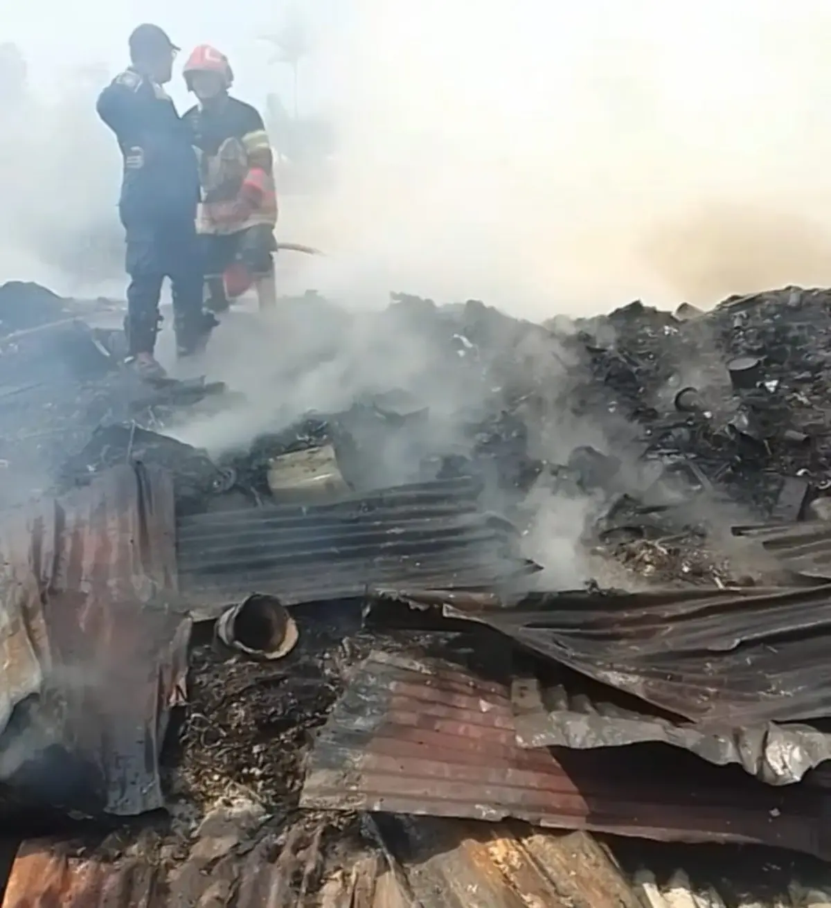 Diduga Akibat Korsleting Listrik, Tempat Penyimpanan Rongsokan di Bogor Timur Terbakar  – jabarekspres.com