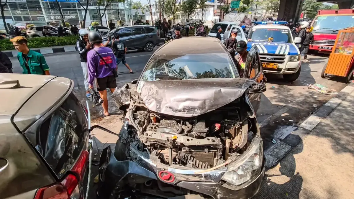 Sejumlah kendaraan terlibat kecelakaan beruntun di Jalan Soekarno-Hatta, Leuwipanjang, Kota Bandung, Rabu (29/