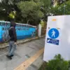Warga berjalan di samping proyek Bandung Rapid Transit (BRT) di Jalan Otto Iskandar Dinata, Kota Bandung. Foto