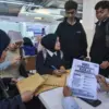 Pencari kerja menyiapkan berkas sebelum melamar ke perusahaan saat pameran bursa kerja di Miko Mall, Kota Band