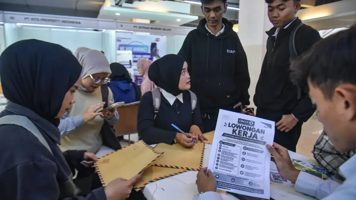 Pencari kerja menyiapkan berkas sebelum melamar ke perusahaan saat pameran bursa kerja di Miko Mall, Kota Band