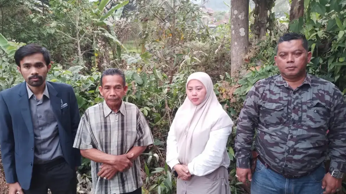 Keluarga Oom Komawikarna Pertanyakan Dasar Vonis Kasus Tol Cisumdawu, Minta Bukti Aliran Dana Pihak keluarga Oom Komawikarta, Titin Martini dan Wowo Karnawi didampingi tim kuasa hukum saat dijumpai di wil