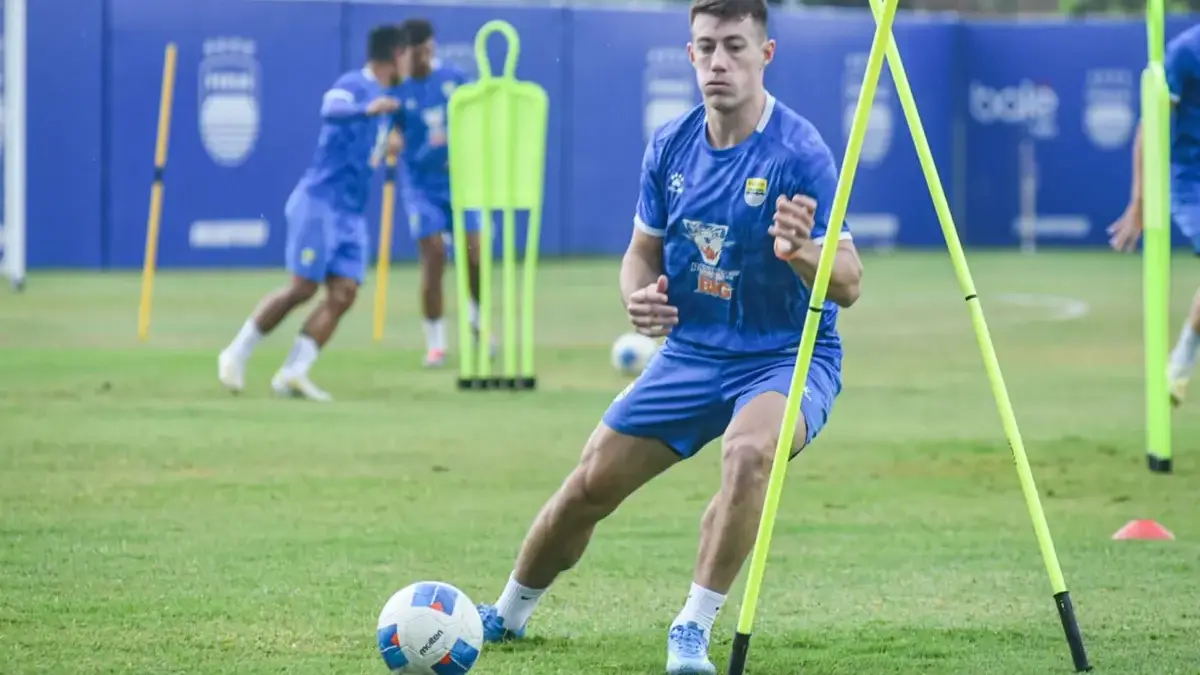 Peralta Berpotensi Tunda Debut Bersama Persib, Igor Tolić Pilih Tak Ambil Risiko Pemain Persib Mariano Peralta mengikuti sesi latihan di lapang pendamping GBLA, Kota Bandung, Kamis (30/7/2026