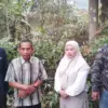 Pihak keluarga Oom Komawikarta, Wowo Karnawi dan Titin Martini (tengah) didampingi tim kuasa hukum, Aboy Andri