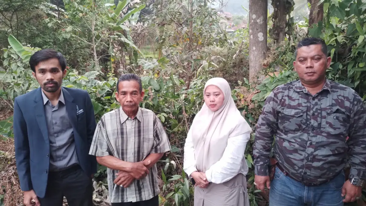 Oom Komawikarna Tetap Divonis Meski Audit BPK Disebut Tak Temukan Kerugian Negara, Kuasa Hukum Tempuh Kasasi Pihak keluarga Oom Komawikarta, Wowo Karnawi dan Titin Martini (tengah) didampingi tim kuasa hukum, Aboy Andri