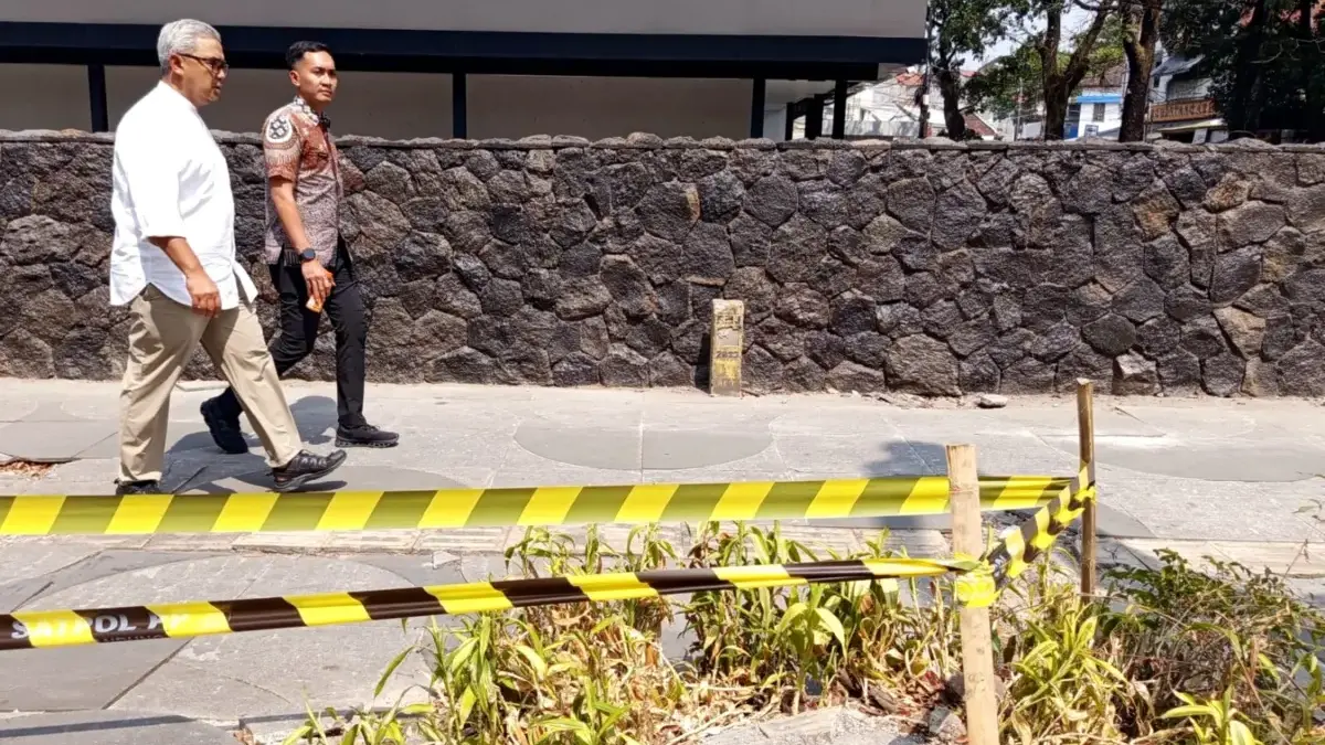 Wali Kota Bandung M Farhan ngamuk, Jumat (31/7). Itu saat meninjau sejumlah pohon pinggir jalan di samping L