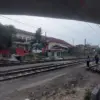 Kawasan sekitar rel kereta api di bawah Flyover RE Martadinata, Kecamatan Bogor Tengah, Kota Bogor. Foto: Seka