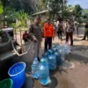 BPBD Kota Bogor saat menyalurkan 8.000 liter air bersih kepada warga di wilayah RT 001/RW 012, Kelurahan Bubul