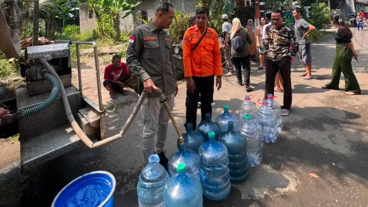 BPBD Kota Bogor saat menyalurkan 8.000 liter air bersih kepada warga di wilayah RT 001/RW 012, Kelurahan Bubul