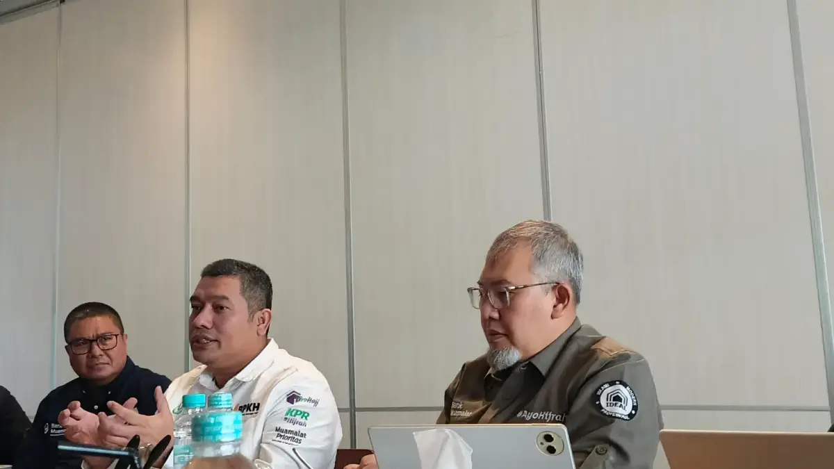Perkuat Kolaborasi, BPKH dan Bank Muamalat Gelar Synergy Roadshow 2026 di Bandung Dok. Dirut Bank Muamalat, Imam Teguh Saptono (kanan) dan perwakilan BPKH (kiri) saat memaparkan kinerja kolabo