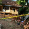 Garis polisi dipasang di lokasi ledakan yang menewaskan tiga warga Kampung Ciparang, Desa Cipatat, Bandung Bar