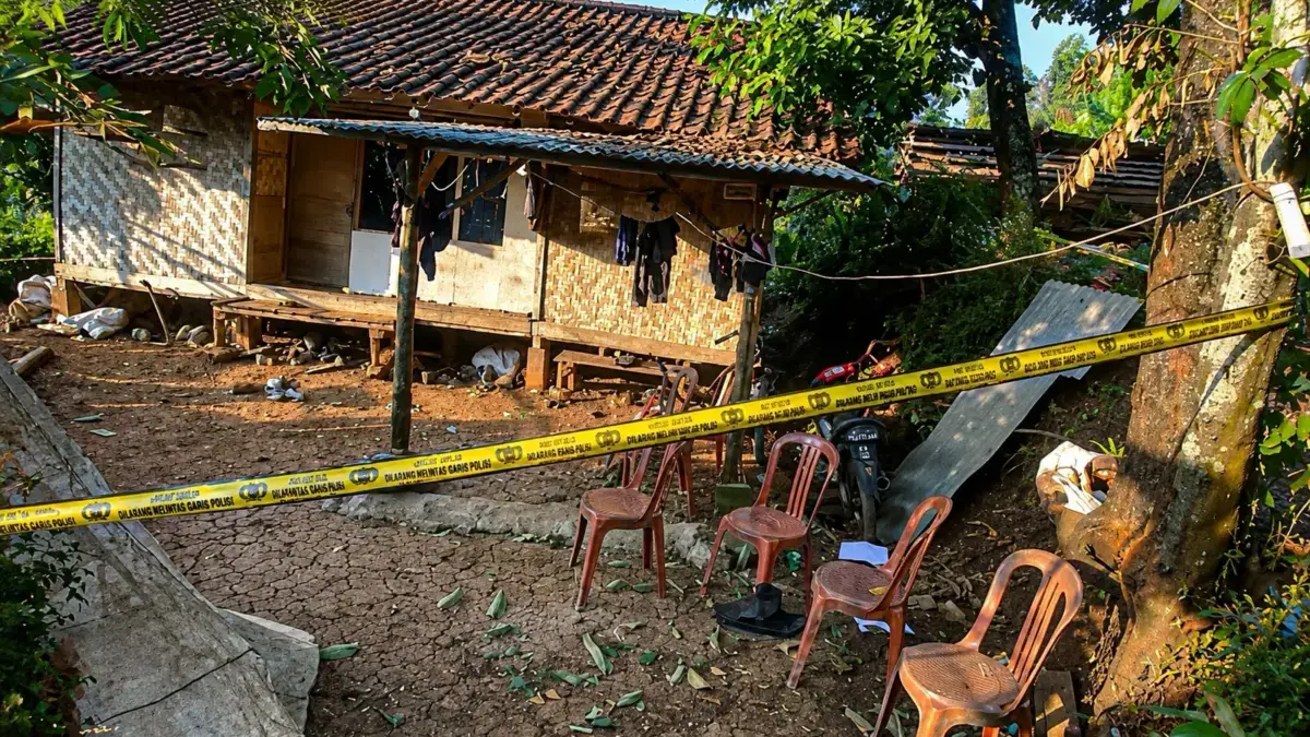 Cegah Korban Baru, Polisi Minta Warga Cipatat Serahkan Amunisi Bekas Garis polisi dipasang di lokasi ledakan yang menewaskan tiga warga Kampung Ciparang, Desa Cipatat, Bandung Bar