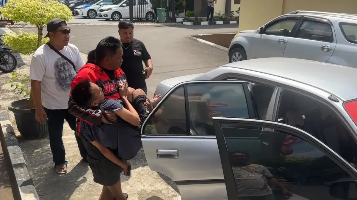 aption: Salah satu korban pengeroyokan di tempat karaoke dibawa ke rumah sakit untuk dilakukan perawatan pada