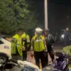 Polisi saat memeriksa knalpot brong dalam kegiatan KRYD Sabtu (25/7/2026). (Istimewa/Humas Polres Banja