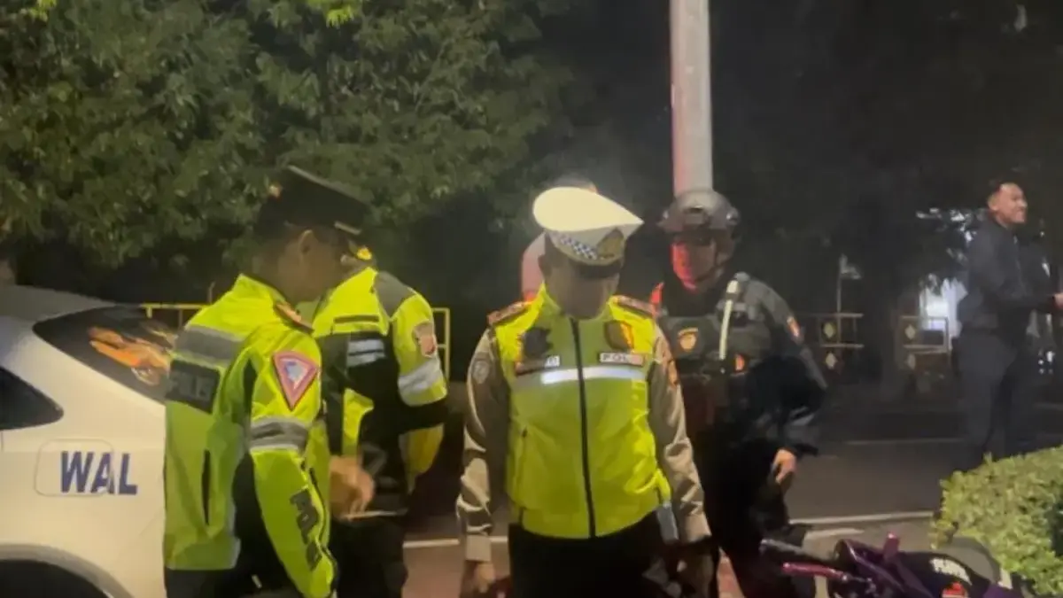 Polisi saat memeriksa knalpot brong dalam kegiatan KRYD Sabtu (25/7/2026). (Istimewa/Humas Polres Banja