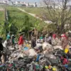 Tumpukan sampah yang selama ini menumpuk di akses Jembatan Tol Terusan Logam-Ciganitri, Desa Cipagalo, Kecamat