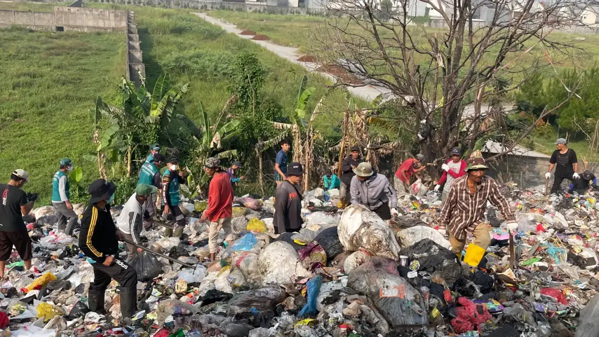 Tumpukan sampah yang selama ini menumpuk di akses Jembatan Tol Terusan Logam-Ciganitri, Desa Cipagalo, Kecamat