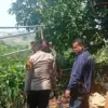 Kepolisian Sektor Cipatat, Bandung Barat saat melakukan peninjauan di lokasi ledakan yang menewaskan tiga warg