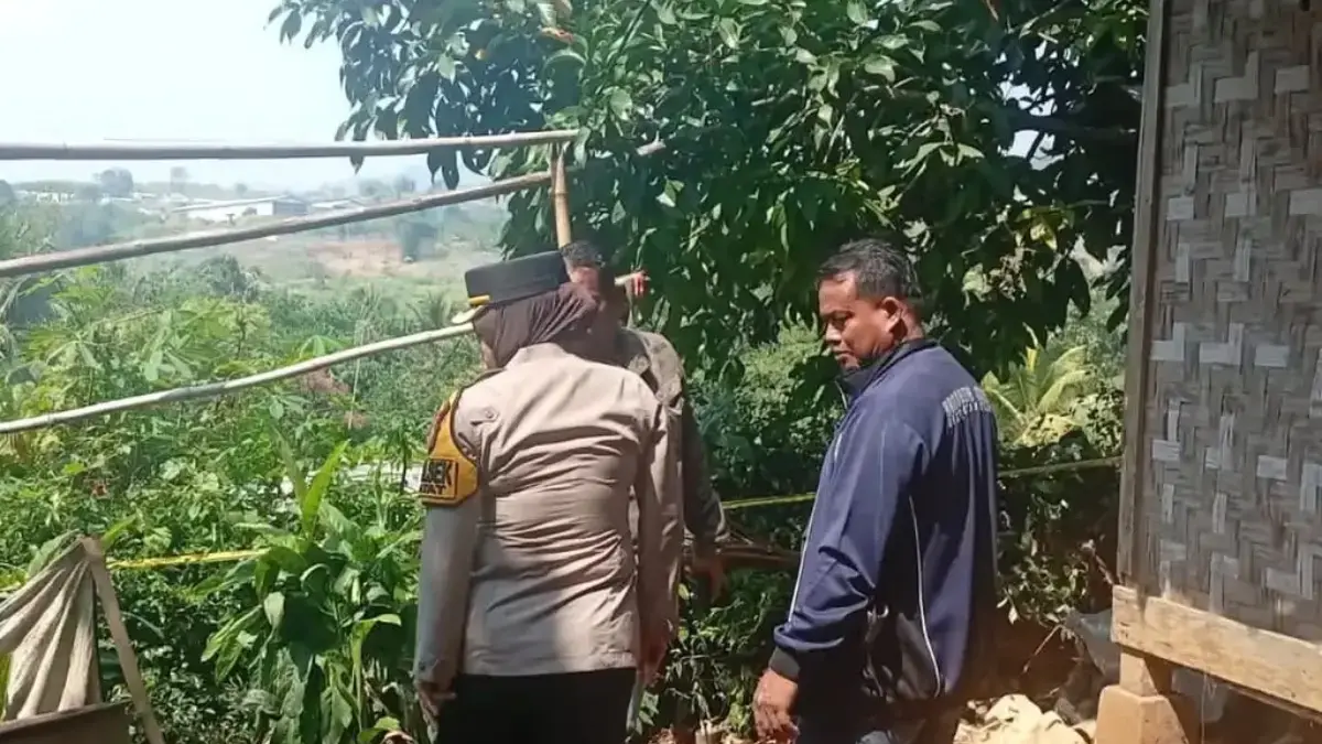 Kepolisian Sektor Cipatat, Bandung Barat saat melakukan peninjauan di lokasi ledakan yang menewaskan tiga warg