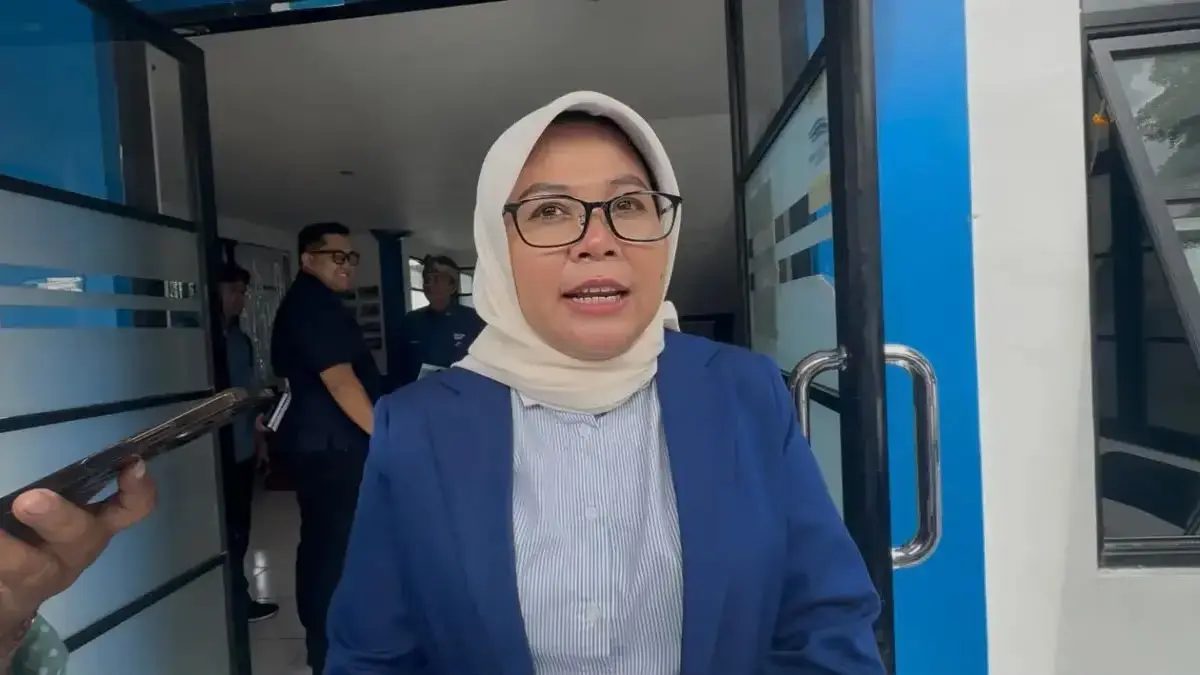 Direktur Perumdam Tirta Anom Kota Banjar E Fitrah Nurkamilah saat diwawancara belum lama ini. (Cecep Herdi/Jab