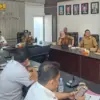 Bupati Cecep Nurul Yakin didampingi Kadis PUTRLH, Deden Ramdhan Nugraha, saat berkoordinasi dengan BBWS Citand