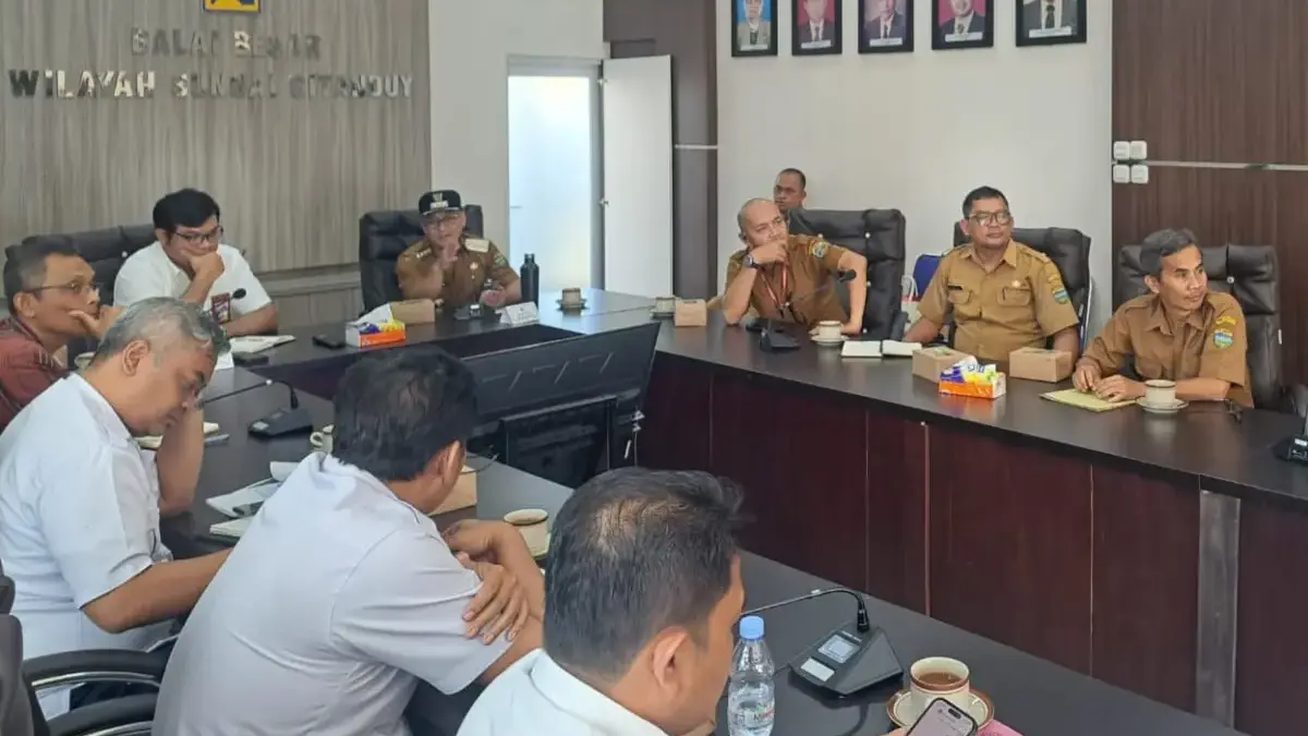 Bupati Cecep Nurul Yakin didampingi Kadis PUTRLH, Deden Ramdhan Nugraha, saat berkoordinasi dengan BBWS Citand