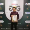 Direktur Manajemen Risiko PGN Eri Surya Kelana mewakili PGN menerima Indonesia Excellence Goo