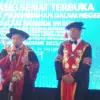 Menteri Dalam Negeri (Mendagri), Tito Karnavian (kiri) usai mewisuda 1.404 lulusan IPDN di Gedung Balairung Ru