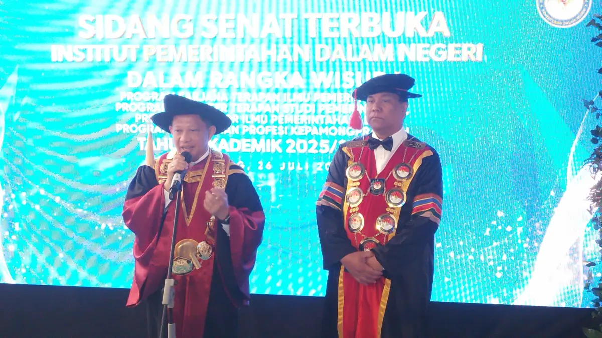 Mendagri: Pembinaan Tak Jamin Kepala Daerah Bebas Korupsi, Integritas Jadi Kunci Menteri Dalam Negeri (Mendagri), Tito Karnavian (kiri) usai mewisuda 1.404 lulusan IPDN di Gedung Balairung Ru